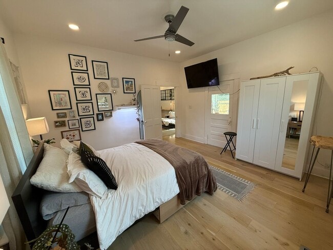 Building Photo - Fully Furnished Executive Home - Just Step...