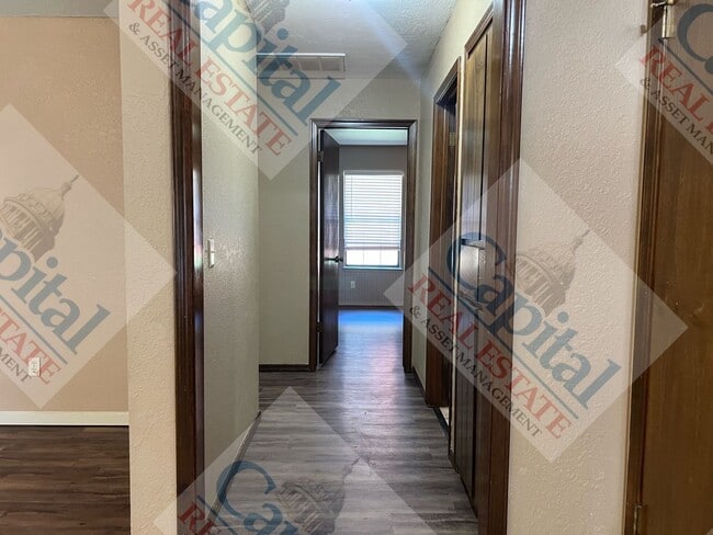 Building Photo - Spacious 4 Bedroom