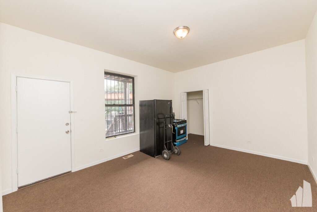 Building Photo - 2833 W Medill Ave