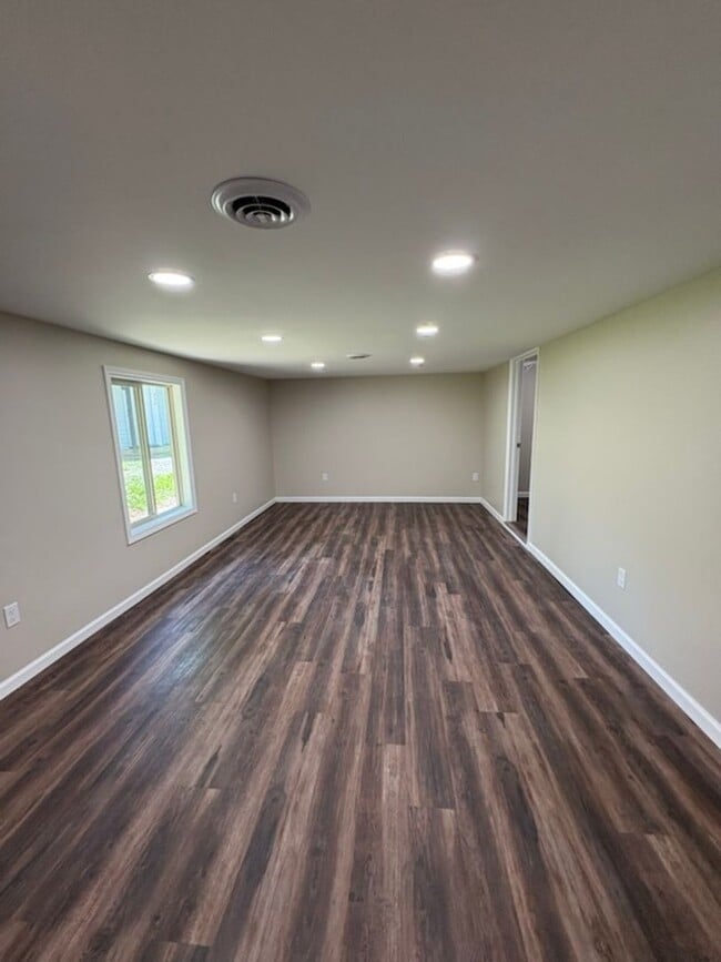 Building Photo - 844 Bales Rd