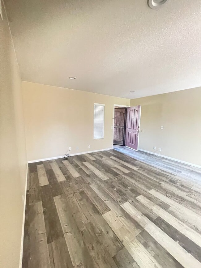 Building Photo - Lakeside living in Oceanside