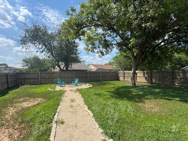 Building Photo - MOVE IN READY 3/2 LOCATED INSIDE 1604/CULE...