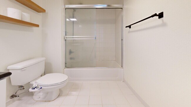 Building Photo - Bright & Modern 2BR/2BA Loft-Style Condo i...