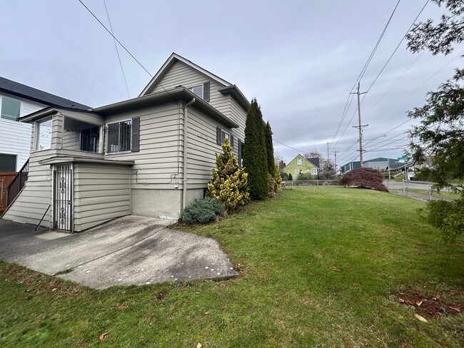 Building Photo - Great 3 bedroom 1.75 bath House in Tacoma with large backyard!