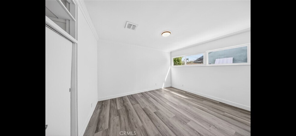 Building Photo - 637 W Fernfield Dr