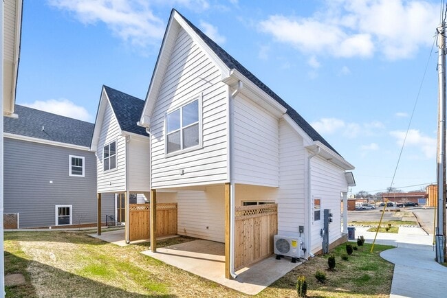 Building Photo - 2 Bedroom Townhome For Rent in Historic Downtown Clarksville!