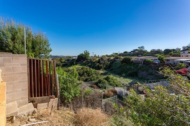 Building Photo - PARADISE HLLS BEST KEPT SECRET !!!3 BEDROO...