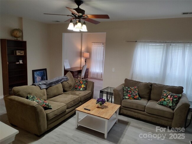 Building Photo - 9549 Glenashley Dr