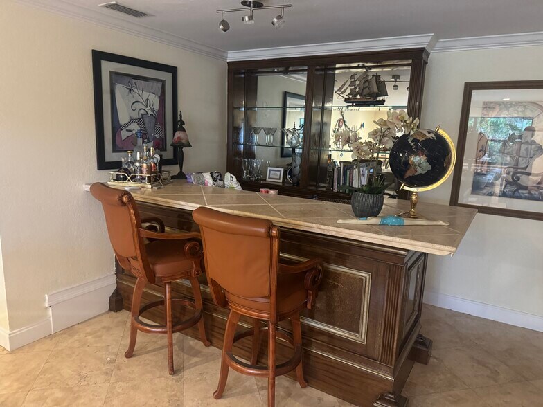 Common bar lounge - 4024 Maurice Dr