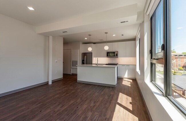 Building Photo - 166 Main St