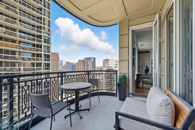 Building Photo - 10 E Delaware Pl