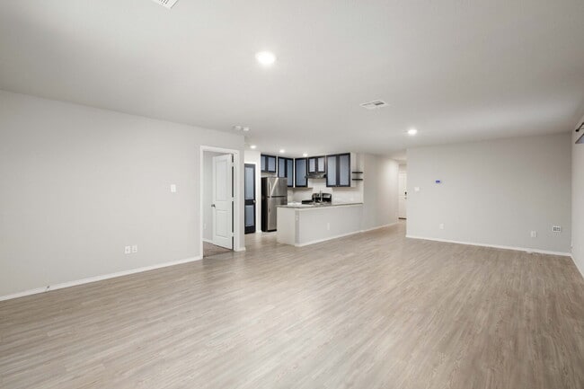 Building Photo - "Charming 4-Bedroom Haven in Schertz - Spacious 1690 Sq Ft with 2 Full Baths!"