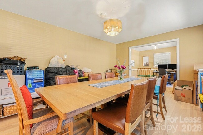 Building Photo - 2120 Rocky Knoll Dr