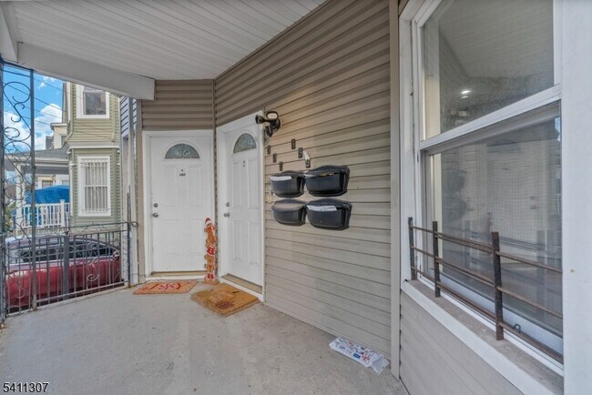 Building Photo - 467 Summer Ave