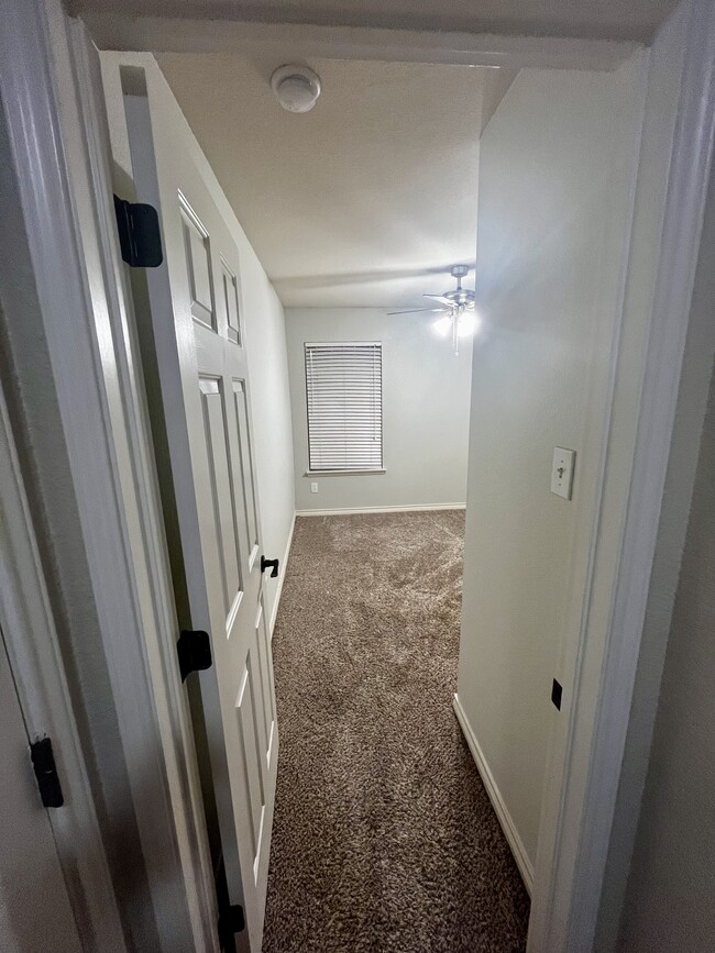 Building Photo - 1600 Knight Trail