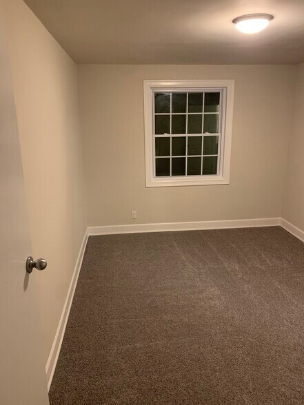 Building Photo - 281 Oak Dr