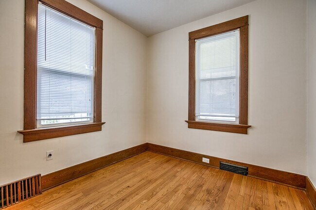 Building Photo - 1327 S 13th St