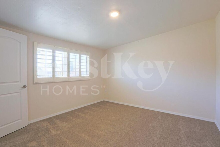 Building Photo - 1124 W Cinnabar Ave