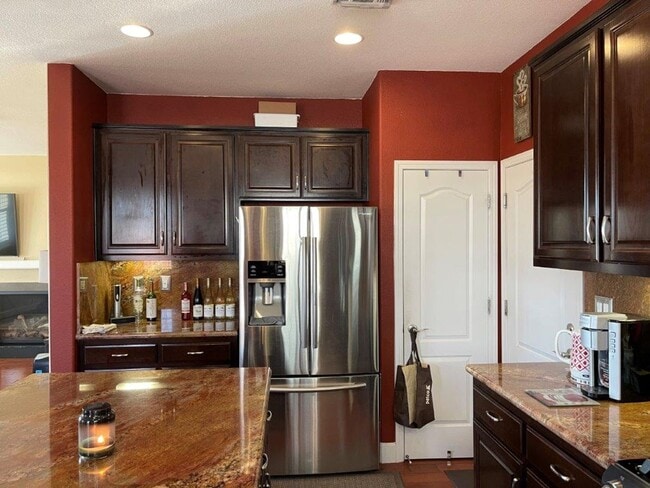 Building Photo - NEWER MODERN HOME BEHIND KAISER VACAVILLE *STAR RENTALS