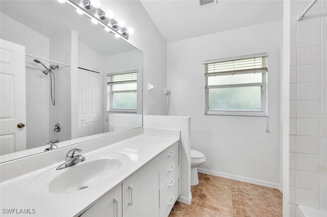 Building Photo - 1094 Grove Dr