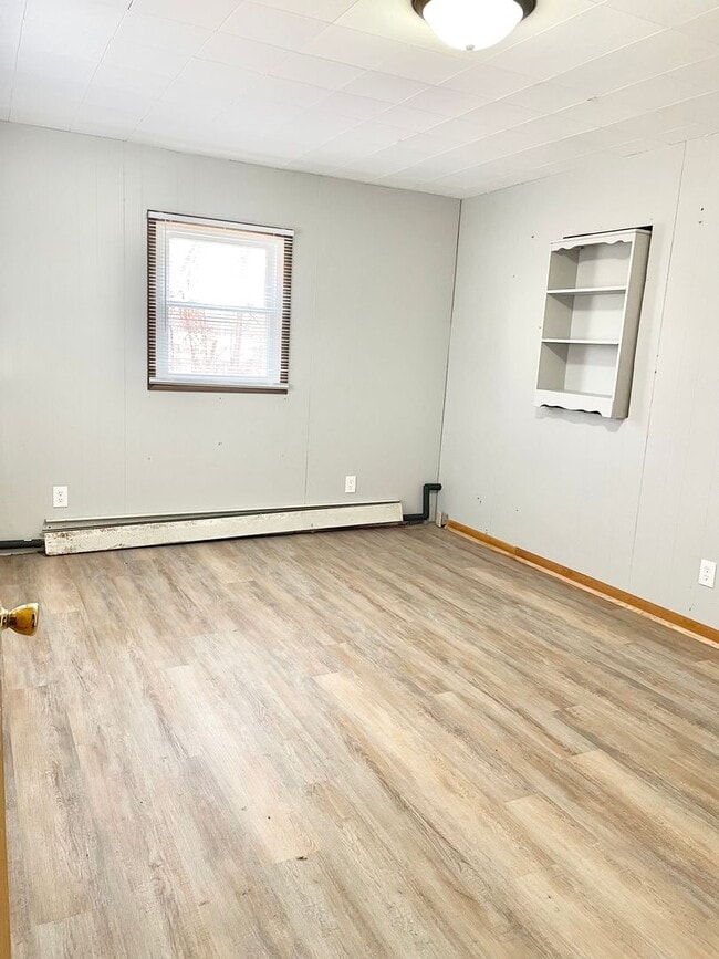 Building Photo - HUGE 3 Bed/2 Bath Home with your own private workshop + oversized garage