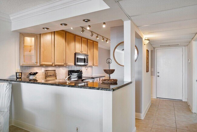 Building Photo - 9 Royal Palm Way