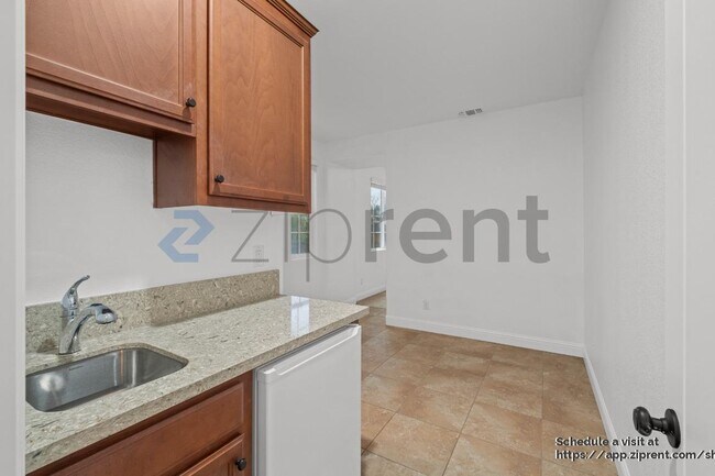 Building Photo - 1271 S Central Pkwy