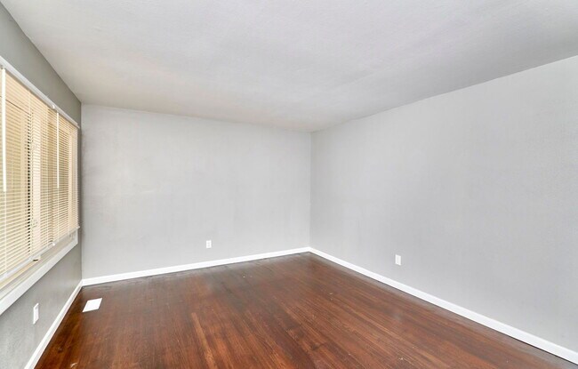 Building Photo - 2365 N Pointe Ln