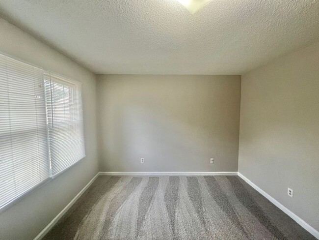 Building Photo - New Flooring!  New Paint!  Convenient to S...