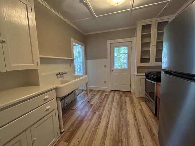 Building Photo - 14 Crombie St