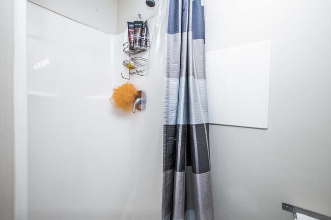 Building Photo - RARE studio in Bucktown that always rents quickly! Free Laundry! Included Internet!