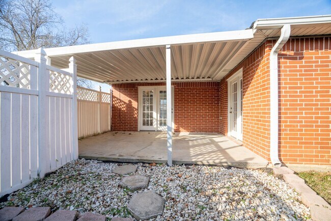 Building Photo - 3 bed 2 Bath townhome in a great location