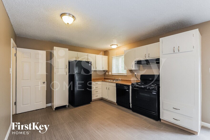 Building Photo - 733 Watersedge Dr