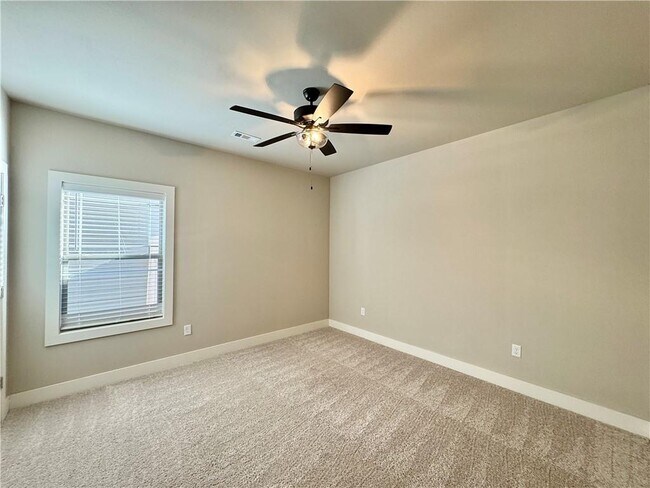 Building Photo - 814 NE Hts Ln