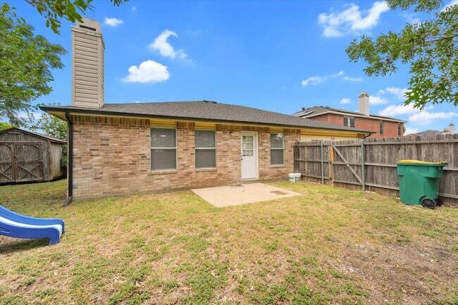 Building Photo - 702 Lowe Dr