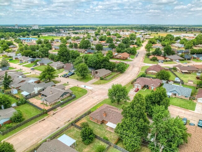 Building Photo - Updated 4-Bedroom Home with Spacious Layou...