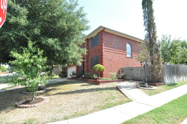 Building Photo - Spacious home for growing family with multiple dining and living areas! HUGE backyard!