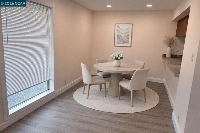 Building Photo - Two Bedroom One Bathroom Condo