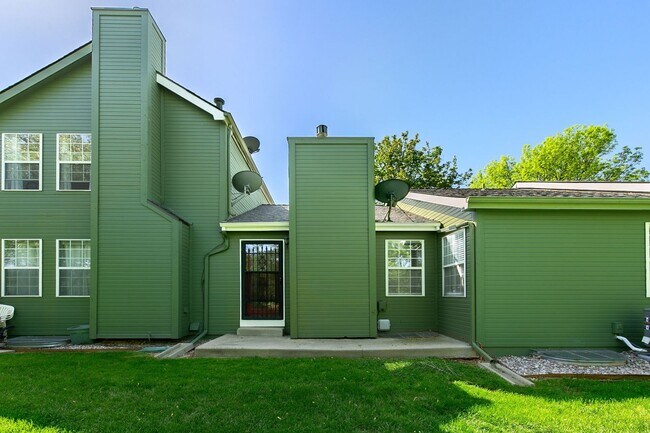Building Photo - Updated 3-Bedroom Townhome in Ideal Location