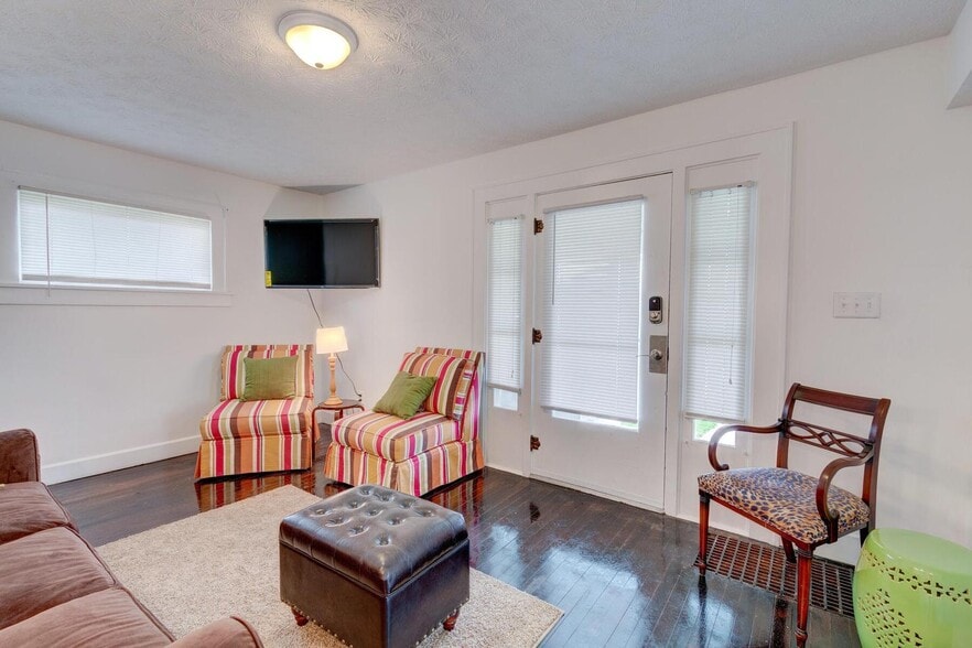 Primary Photo - 701 W Hanna Ave