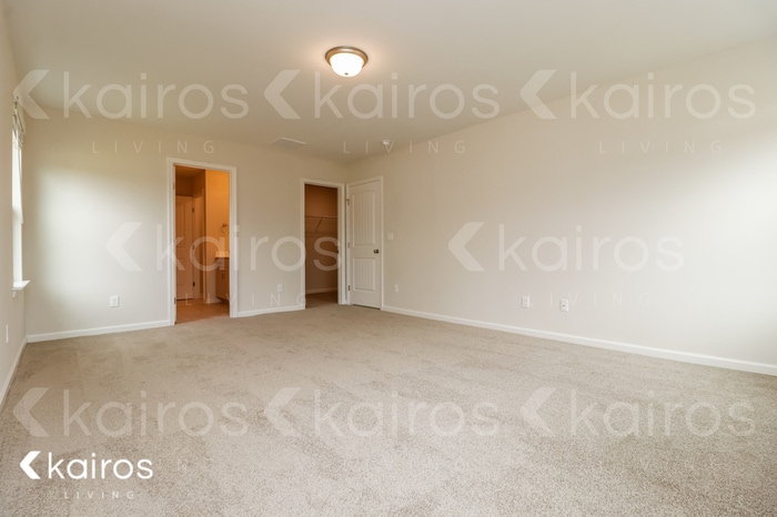 Building Photo - 17 Red Oak Dr.