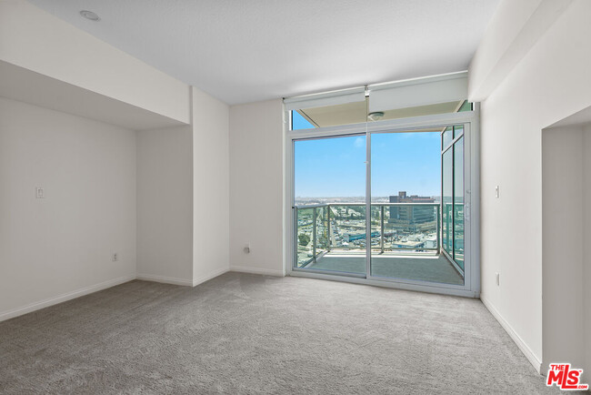 Building Photo - 13600 Marina Pointe Dr