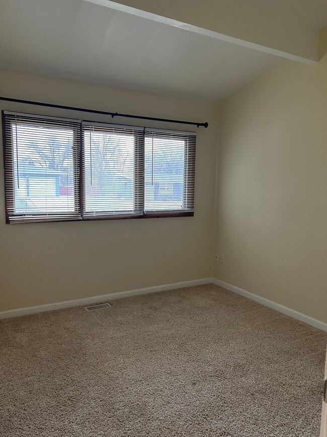 Building Photo - 3 Bedroom, 1.5 Bathroom House