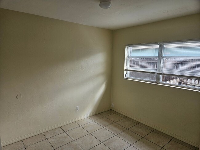 Building Photo - 2 Bedroom Unit in St Pete- Available February 3!