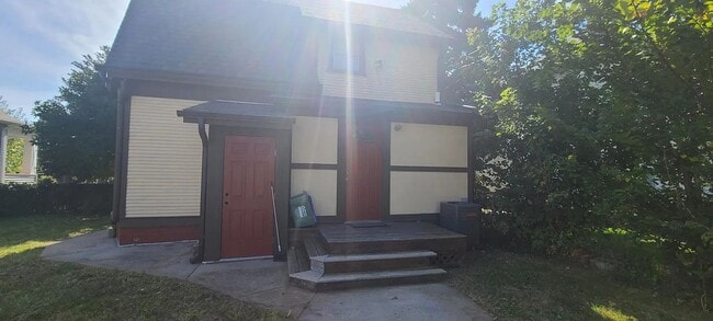 Building Photo - Charming 3 Bedroom