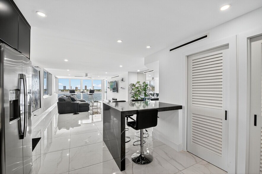 Building Photo - 301 Lake Shore Dr