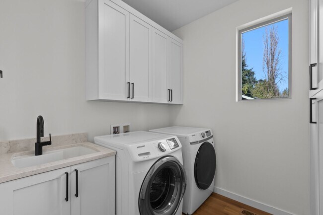 Building Photo - 4bd/2.75ba Seattle Home