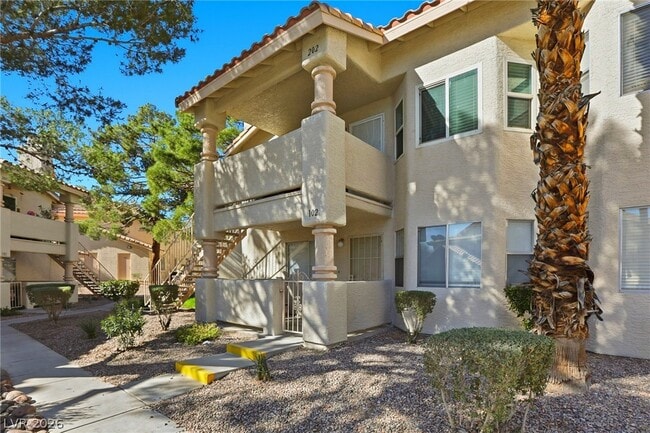 Building Photo - 916 Rockview Dr