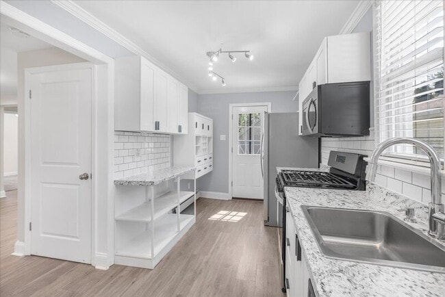 Building Photo - 545 Nassau Ave