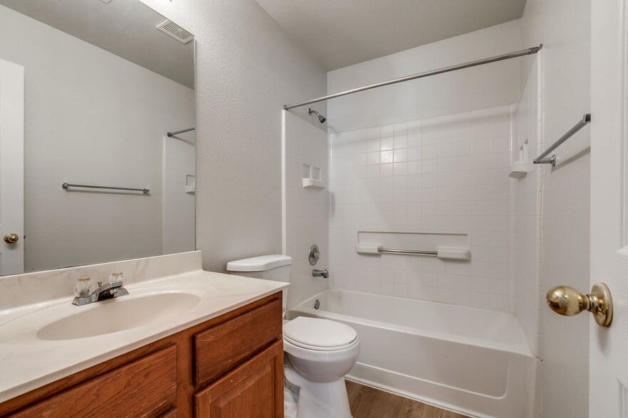 Building Photo - 2214 Sun Chase Blvd